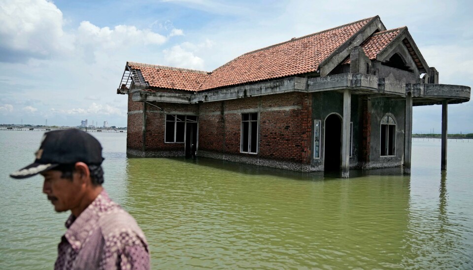 En mann står utenfor et forlatt hus som er rammet av flom i Sidogemah i Indonesia. Illustrasjonsfoto En mann står utenfor et forlatt hus som er rammet av flom i Sidogemah i Indonesia. Illustrasjonsfoto: Dita Alangkara / AP / NTB