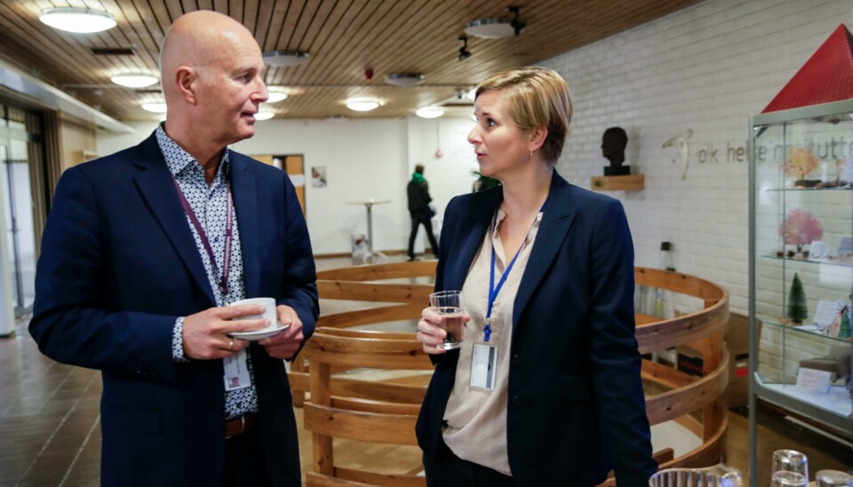 Karoline Bragstad (t.h) i FHI er lite bekymret for effektene deltakron kan ha i Norge. Hun påpeker at det er normalt og forventet at slike blandingsvirus oppstår. – Ved å følge virusvarianten nøye kan vi få en mulighet til å studere hvordan tiltak påvirker virusspredningen i Norge, forteller seksjonsleder ved FHI Karoline Bragstad (t.h.). Foto: Vidar Ruud / NTB