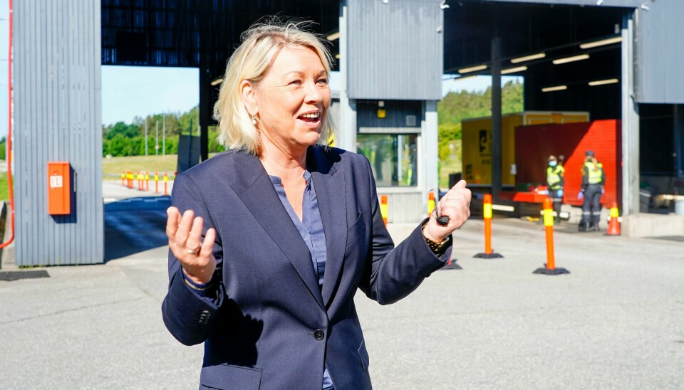 Tidligere justis- og beredskapsminister Monica Mæland. Justis- og beredskapsminister Monica Mæland (H) ved Svinesund tollsted for å se på kontrollen med grensetrafikken. Etter åpningen av grensen fredag har det vært lange køer for å komme tilbake til Norge. Foto: Terje Pedersen / NTB