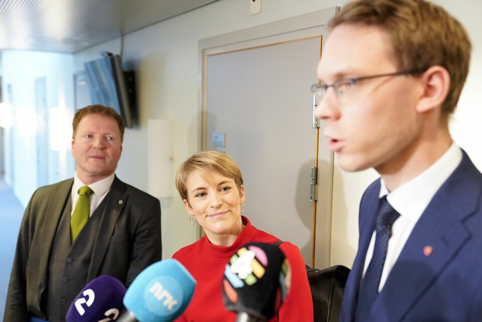 Budsjettforhandlingene mellom regjeringspartiene og SV er i gang. Fra venstre Sigbjørn Gjelsvik fra Sp, Kari Elisabeth Kaski fra SV og finanskomiteleder Eigil Knutsen fra Ap. Budsjettforhandlingene mellom Ap, Sp og SV er i gang på Stortinget. Fra venstre Sigbjørn Gjelsvik (Sp), Kari Elisabeth Kaski fra SV og leder i finanskomiteen Eigil Knutsen (Ap). Foto: Torstein Bøe / NTB