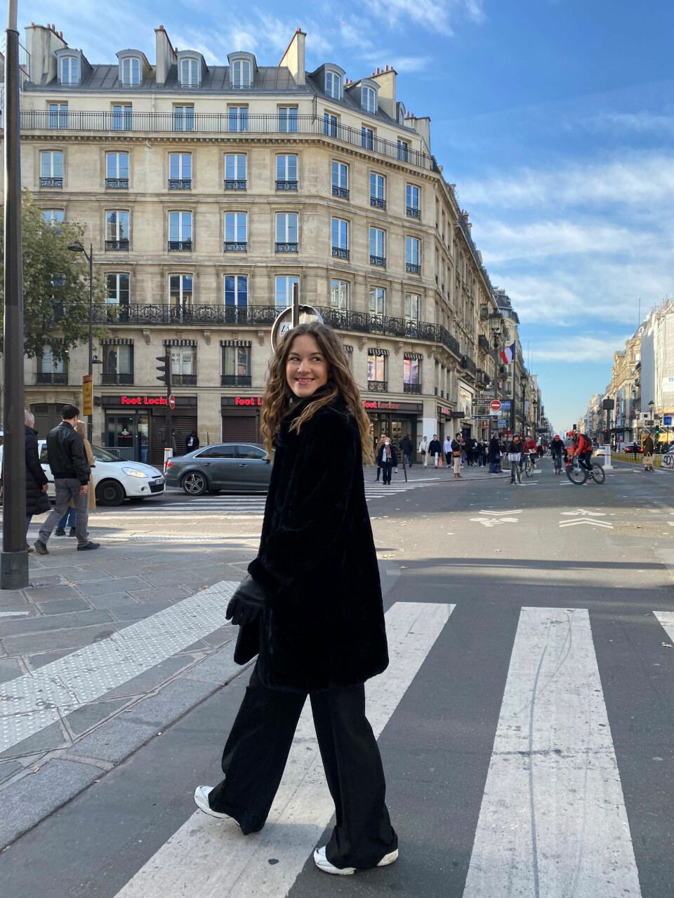 – I stedet for å jage det perfekte, bør man grave litt i seg selv, sier Martine Onstad. Her fra Paris der hun nylig var for å skrive på en bok om forhold. – I stedet for å jage det perfekte, bør man grave litt i seg selv, sier Martine Onstad.
