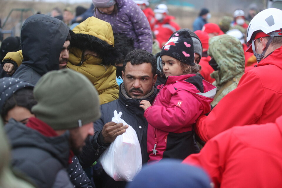 Migranter får hjelp av humanitære organisasjoner langs grensa mellom Hviterussland og Polen. Migranter får hjelp av humanitære organisasjoner langs grensa mellom Hviterussland og Polen.
