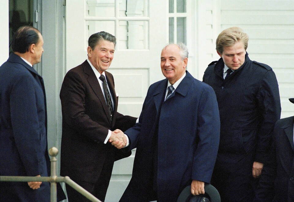 F.v.: Presidentene Ronald Reagan (USA) og Mikhail Gorbatsjov (Sovjetunionen) under et toppmøte om nedrustning i Reykjavik i 1986. presidentene Ronald Reagan og Mikhail Gorbatsjov gir hverandre sitt håndtrykk i Reykjavik i 1986