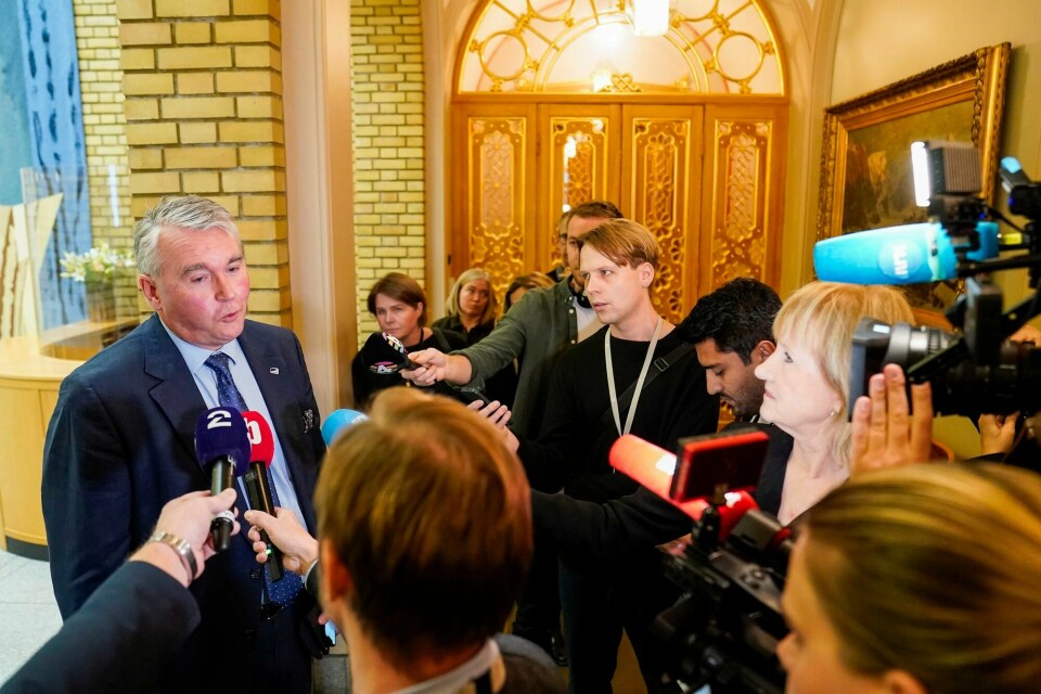 Høyres parlamentariske leder Trond Helleland snakker med pressen etter et møte de parlamentariske ledere i Stortinget om pendlersaken. Trond Helleland