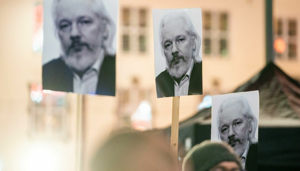 Mandag er det tolv år siden det første utdraget av WikiLeaks' store lekkasje ble trykket. På årsdagen krever mediene som publiserte opplysningen, at WikiLeaks-grunnlegger Julian Assange løslates og at anklagene om spionasje legges bort. Det ble holdt opp plakater med bilde av Julian Assange under lysmarkeringen og toget i forbindelse med fredsprisen som ble delt ut i Oslo fredag.Foto: Terje Pedersen / NTB