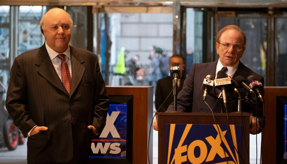 Russell Crowe i rollen som Fox News-skpaeren Roger Ailes og Simon McBurney som hans sjef Rupert Murdoch. Russell Crowe i rollen som Fox News-skpaeren Roger Ailes og Simon McBurney som hans sjef Rupert Murdoch.