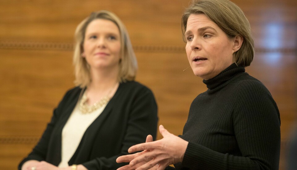 Dagsavisens politiske kommentator Hege Ulstein mener Eva Kristin Hansen burde trukket seg for 24 timer siden. Dagsavisens politiske kommentator Hege Ulstein mener Eva Kristin Hansen burde trukket seg for 24 timer siden.