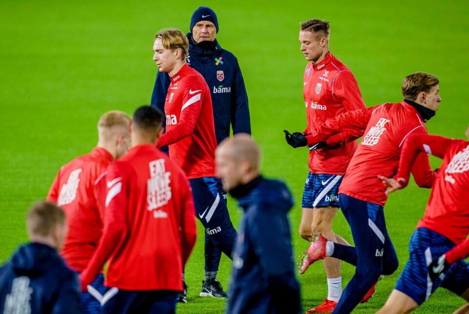 Kristian Thorstvedt, landslagssjef Ståle Solbakken og Stian Rode Gregersen under treningen til landslaget i fotball på Stadion Feijenoord i Rotterdam dagen før VM-kvalifiseringskampen mot Nederland.Foto: Foto: Stian Lysberg Solum / NTB