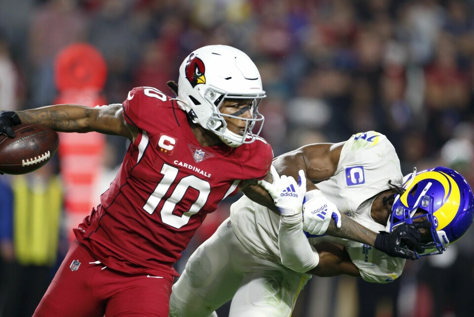 Arizona Cardinals i aksjon mot Los Angeles Rams i NFL mandag. Samme dag opplevde NFL ny smitterekord for en dag. Arizona Cardinals i aksjon mot Los Angeles Rams i NFL mandag. Samme dag opplevde NFL ny smitterekord for en dag. Foto: Ralph Freso / AP /NTB