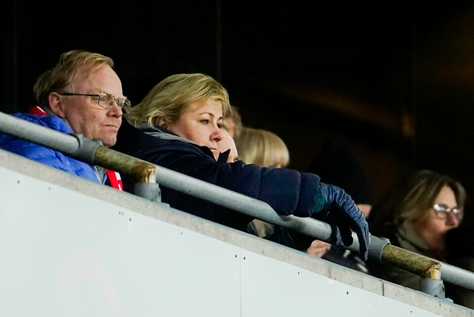 Erna Solberg og ektemannen Sindre Finnes var på Ullevål lørdag. Og gjorde det klart at debatten om norsk boikott av VM nå burde være over. .