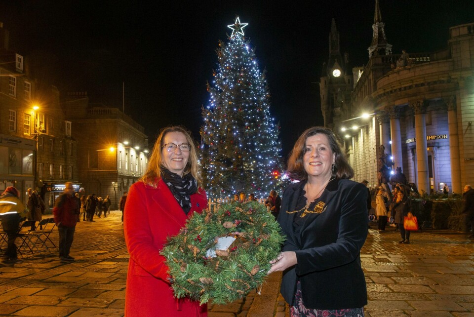 Varaordfører i Stavanger, Dagny Sunnanå Hausken (til venstre), sammen med Deputy Lord Provost i Aberdeen, Jennifer Stewart – tilsvarende varaordfører. Treet er en årlig gave som sendes fra Stavanger til den skotske vennskapsbyen. Varaordfører i Stavanger, Dagny Sunnanå Hausken (til venstre), sammen med Deputy Lord Provost i Aberdeen, Jennifer Stewart – tilsvarende varaordfører. Treet er en årlig gave som sendes fra Stavanger til den skotske vennskapsbyen.