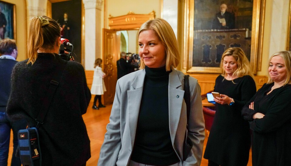 Venstre-leder Guri Melby (V) sier det er viktig å sikre at folk har tillit til politikere. Guri Melby (V) på vei gjennom korridoren på Stortinget til møte med stortingspresidenten og de parlamentariske ledere i Stortinget om pendlersaken.