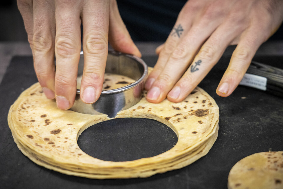 Stikk ut runde minilomper, eller bruk absolutt hele lompa ved å lage fire «kakestykker». Stikk ut runde minilomper, eller bruk absolutt hele lompa ved å lage fire «kakestykker».