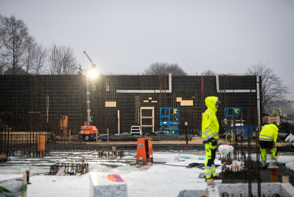 Ved den rød streken på veggen, blir det åpning mellom inne og utebassenget. Byråd for kultur og idrett, Omar Samy Gamal, og byråd for næring og eierskap, Victoria Marie Evensen er på befaring på Tøyen, hvor det nye Tøyenbadet skal stå ferdig i 2024.