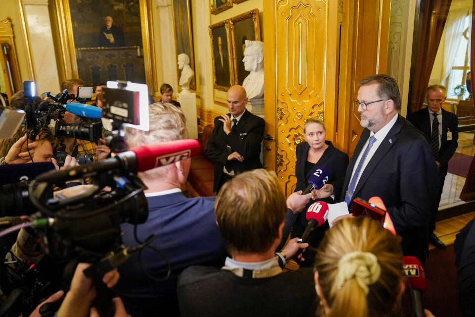 Stortingspresident Eva Kristin Hansen (t.v.) og første visepresident Svein Harberg (H) snakker med pressen etter et møte de parlamentariske ledere i Stortinget om pendlersaken. Stortingspresident Eva Kristin Hansen (t.v.) og første visepresident Svein Harberg (H) snakker med pressen etter et møte de parlamentariske ledere i Stortinget om pendlersaken.