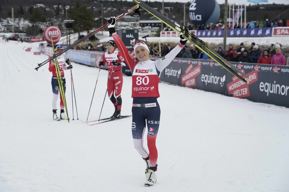 Therese Johaug i kjent positur etter åpningsrennet på Beitostølen lørdag. Therese Johaug i kjent positur etter åpningsrennet på Beitostølen lørdag.