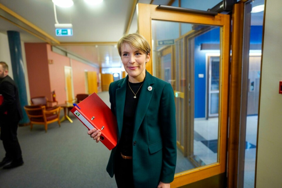 Kari Elisabeth Kaski (SV) i det hun ankommer budsjettforhandlingene mellom regjeringspartiene og SV som startet mandag. Forventningene er store til hva SV kan få til. Kari Elisabeth Kaski