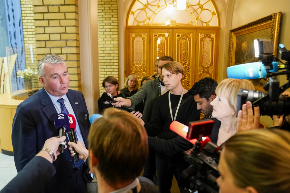 Høyres parlamentariske leder Trond Helleland snakker med pressen etter et møte de parlamentariske ledere i Stortinget om pendlersaken. Trond Helleland