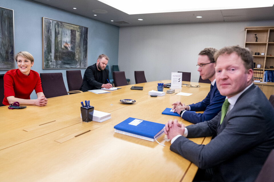 Oppstart av budsjettforhandlinger mellom regjeringspartiene og SV. F.v.: Kari Elisabeth Kaski fra SV, finanskomiteleder Eigil Knutsen fra Ap og Sigbjørn Gjelsvik fra Sp. Kari Elisabeth Kaski