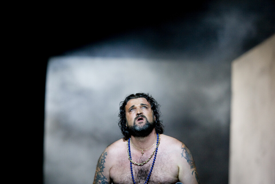 Hans-Erik Dyvik Husby som Jesus i 'Jesus Christ Superstar' på Det Norske Teatret i 2009. Hans-Erik Dyvik Husby som Jesus i 'Jesus Christ Superstar' på Det Norske Teatret i 2009.