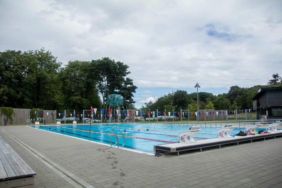 Bilde fra utebassenget Gamlingen en sommerdag. Nå er det ikke så varmt i luften, men bassenget holder igjen tempen. Det er stor pågang på Gamlingen. På grunn av koronasituasjonen må man booke tid til svømming. Den neste uken er nært sagt alt fullt.