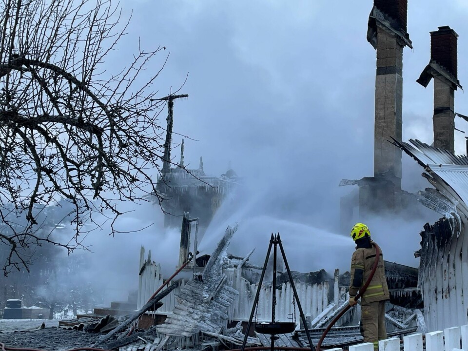En familiefar er siktet for trippeldrap etter brannen på Berger i Svelvik, natt til 6. desember. Brann i enebolig i Svelvik, Drammen. Fire personer savnet