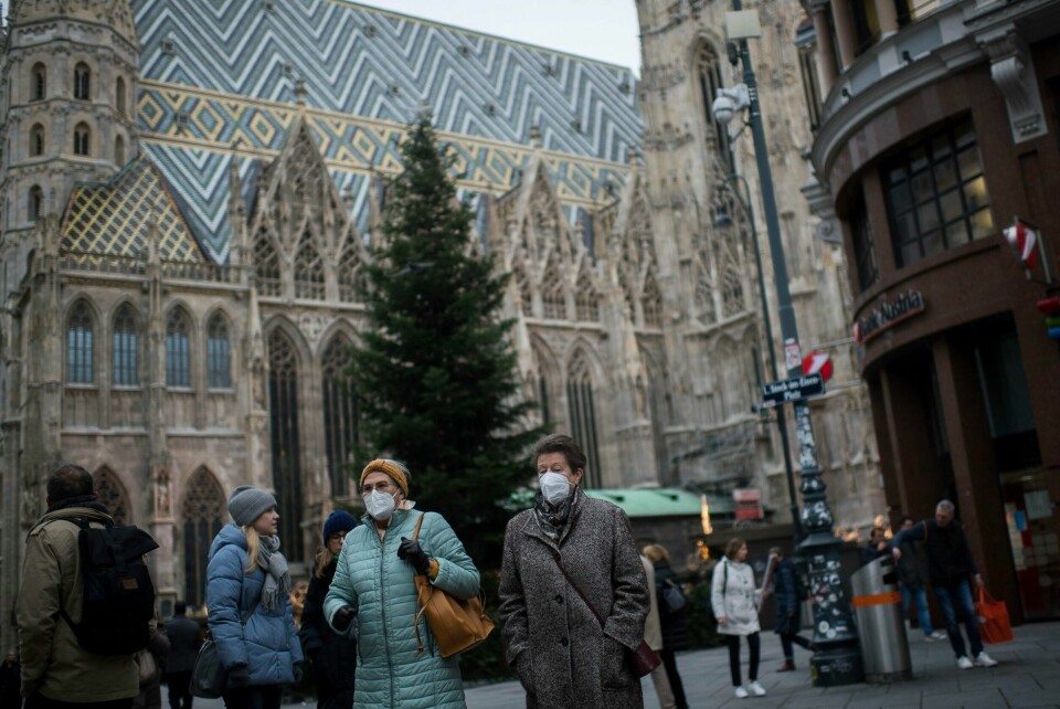 Østerrike innfører en ny periode med full nedstengning, ifølge en østerriksk avis. Regjeringen har varslet en pressekonferanse fredag. Bildet viser folk med og uten munnbind utenfor Stefans-katedralen i Wien. Østerrike innfører en ny periode med full nedstengning, ifølge en østerriksk avis. Regjeringen har varslet en pressekonferanse fredag. Bildet viser folk med og uten munnbind utenfor Stefans-katedralen i Wien. Foto: AP / NTB