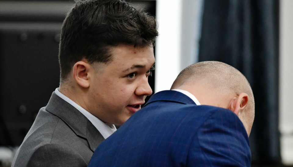 Kyle Rittenhouse i retten. Kyle Rittenhouse snakker med sin advokat Corey Chirafisi under juryutvelgelsen mandag. Foto: Sean Krajacic / The Kenosha News via AP / NTB