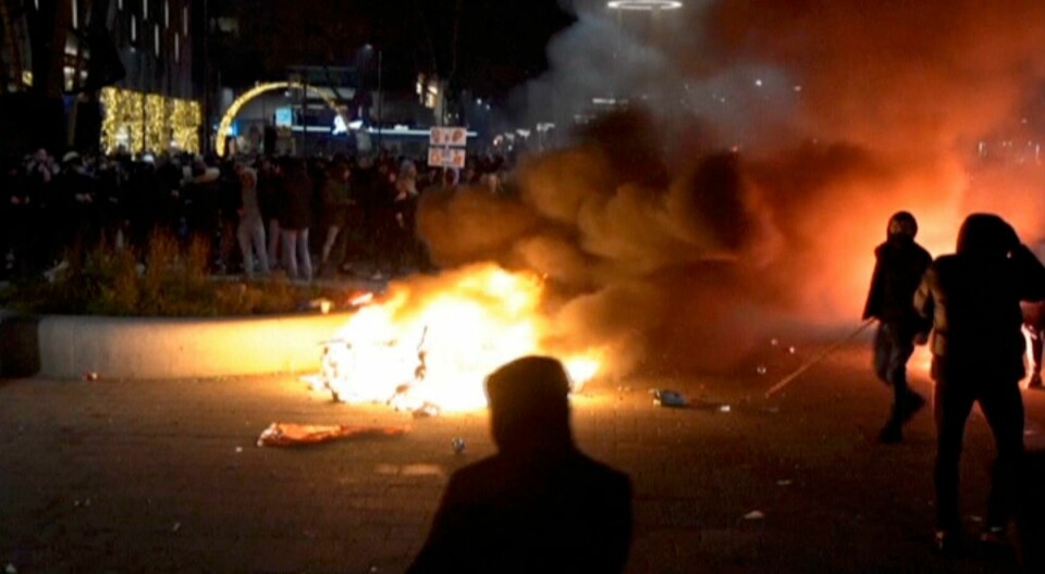 Flere hundre personer deltok i en demonstrasjon mot koronatiltak i Rotterdam fredag. Demonstrasjonen ble etter hvert voldelig. Flere hundre personer deltok i en demonstrasjon mot koronatiltak i Rotterdam fredag. Demonstrasjonen ble etter hvert voldelig. Foto: Media TV Rotterdam via AP / NTB