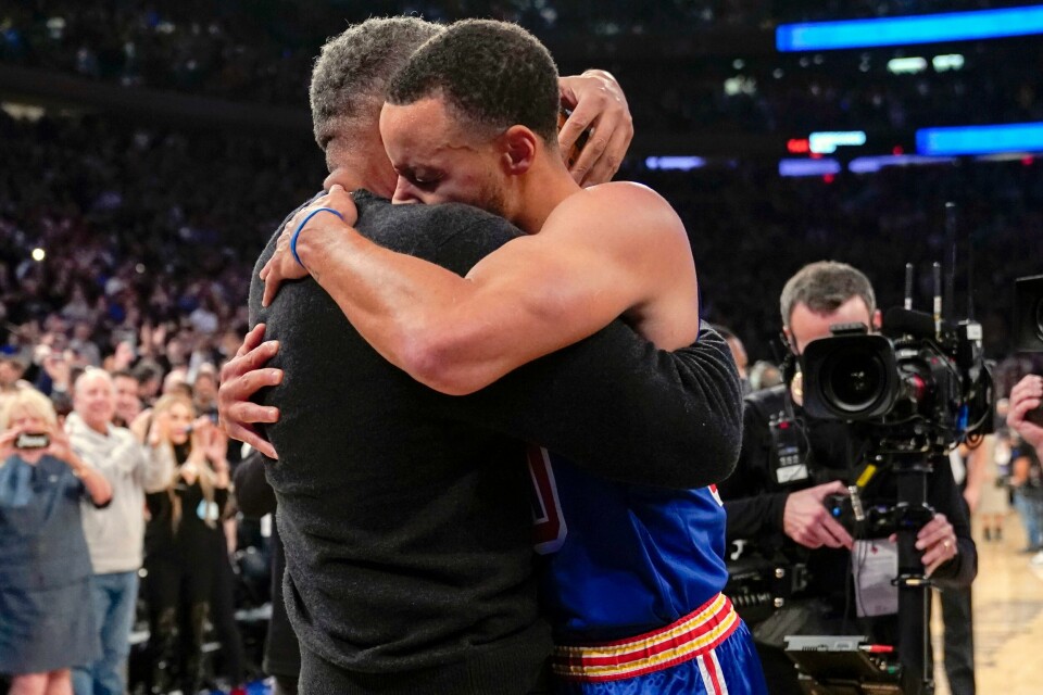 Stephen Curry fikk klem av pappa Dell Curry etter å ha satt trepoengsrekord i Madison Square Garden. Stephen Curry fikk klem av pappa Dell Curry etter å ha satt trepoengsrekord i Madison Square Garden. Foto: Mary Altaffer / AP / NTB.