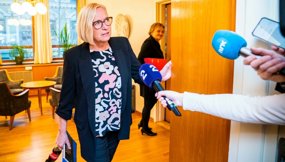 Marit Arnstad (Sp) snakker med pressen før hun og Rigmor Aasrud (Ap) møtte SV-leder Audun Lysbakken til statusmøte på Stortinget mandag. Marit Arnstad