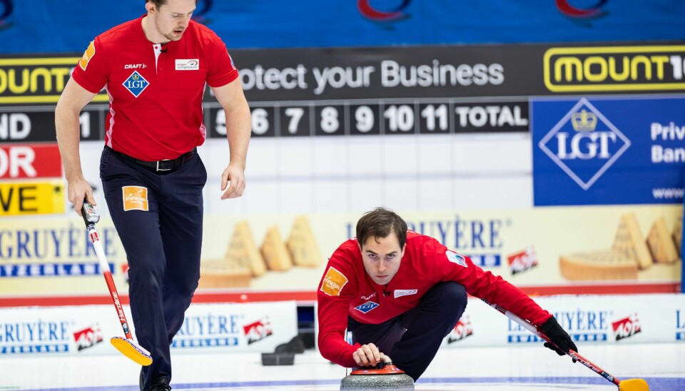 Skip Steffen Walstad og Norge er klar for vinter-OL i Beijing. Skip Steffen Walstad setter en stein mot Sverige i curling-EM i Lillehammer. Foto: Geir Olsen / NTB