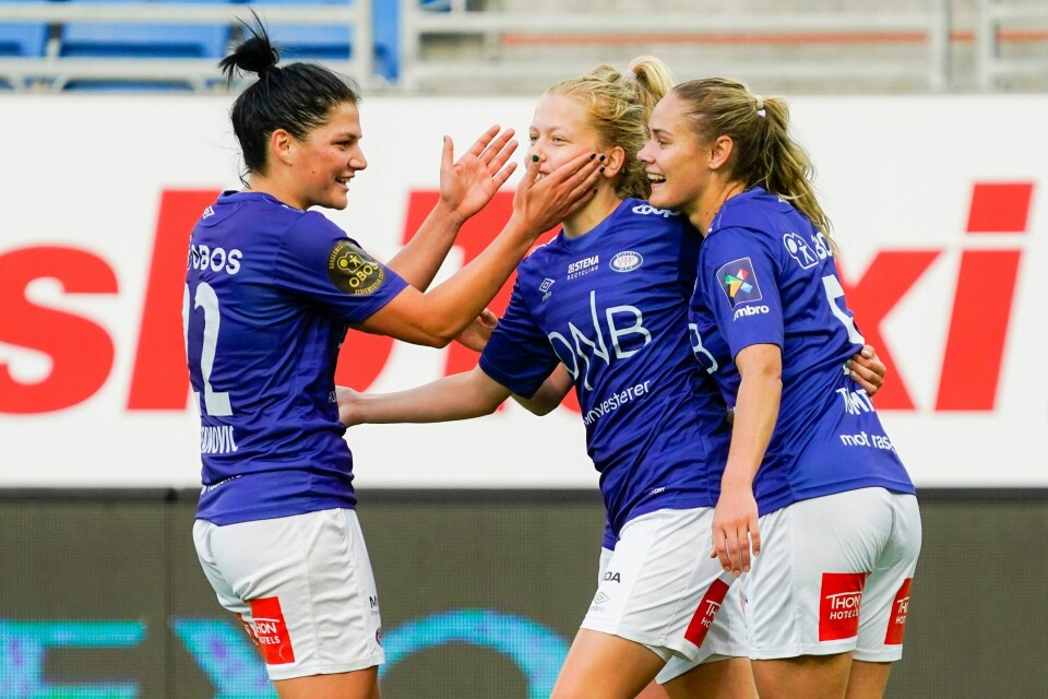 Vålerengas Amanda Jacobsen Andradottir (i midten) jubler for scoring, sammen med lagvenninnene Dejana Sefanovic (t.v.) og Andrine Tomter. Med gode prestasjoner i helgens europacupkamper, kan det fort blir mer å juble for både på og utenfor banen for VIF-jentene. Oslo 20210622. Vålerengas Amanda Jacobsen Andradottir (i midten) jubler for sin 2-0 scoring sammen med Dejana Sefanovic (t.v.) og Andrine Tomter under toppseriekampen i fotball mellom Vålerenga og Arna Bjørnar på Intility Arena. Kampen endte 2-0 til VIF.Foto: Håkon Mosvold Larsen / NTB