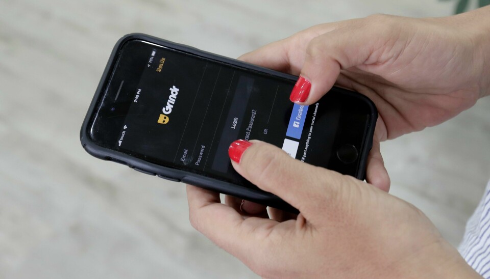 Datatilsynet har ilagt sjekkeappen Grindr et overtredelsesgebyr på 65 millioner kroner. Grindr og andre nettdatingselskap opplever sterk trafikkauke og aukande nettaktivitet frå datarar som er lei einsemd under strenge tiltak. Men kontakten forandrar seg og blir djupare. Foto: Hassan Ammar, AP/NTB