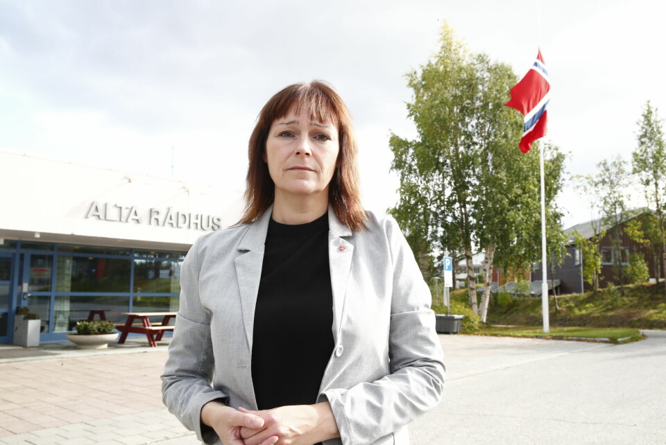 Ordfører Monica Nielsen (Ap) foran Alta rådhus.