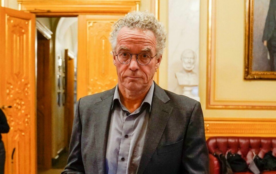 Rasmus Hansson (MDG) mener staten må stimulere til mer sparing, effektivisering og prioritering gjennom strømpris, avgifter og støtteordninger til energisparing. Oslo 20211118. Rasmus Hansson (MdG) på vei gjennom korridoren på Stortinget til møte med stortingspresidenten og de parlamentariske ledere i Stortinget om pendlersaken.Foto: Torstein Bøe / NTB