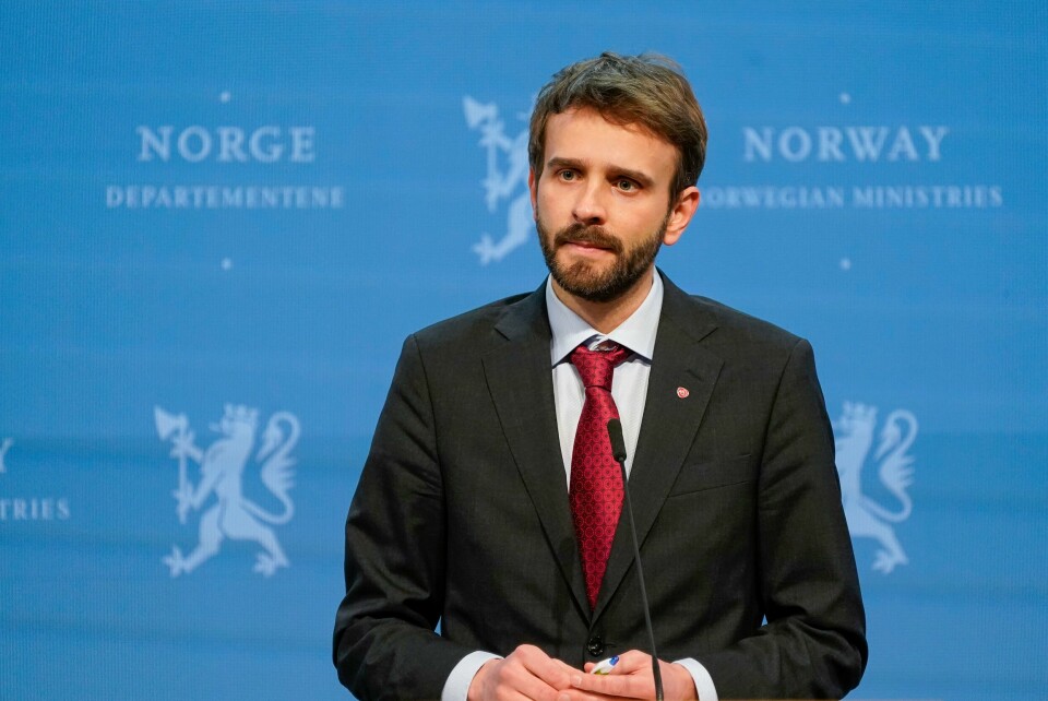 Helse- og omsorgsminister Jan Christian Vestre innfører tre strakstiltak for å snu trenden med at flere dør som følge av overdose. Næringsminister Jan Christian Vestre (Ap) sier at lønnsstøtten vil bli utbetalt tidligst i januar.Foto: Torstein Bøe / NTB