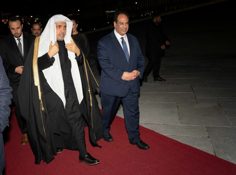 Høyres Aamir J. Sheikh sammen med leder i Muslim World League, Mohammad Bin Abdulkarim Al-Issa, i Oslo i november 2021. Aamir Sheikh (t.h.) trekker seg som leder for Stovner Høyre. Her er han sammen med Mohammad Bin Abdulkarim Al-Issa, som er lederen av Muslim World League. Foto: Terje Bendiksby / NTB