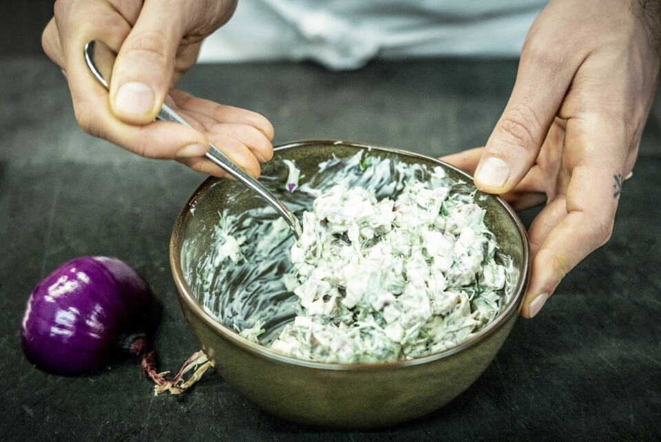 Å kutte rødløk og andre ingredienser, for så å røre dem sammen, går kjapt. Å kutte rødløk og andre ingredienser, for så å røre dem sammen, går kjapt.