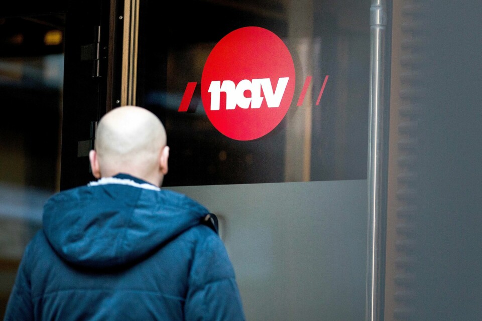Nav-direktør i Innlandet, Bjørn Lien, frykter økte dagpengesatser har ført til at permitterte ikke jobber hardt nok for å få seg ny jobb. Illustrasjonsfoto. Oslo 20190228.Illustrasjonsbilder: En mann utenfor med et NAV skilt. ModellklarertFoto: Gorm Kallestad / NTB