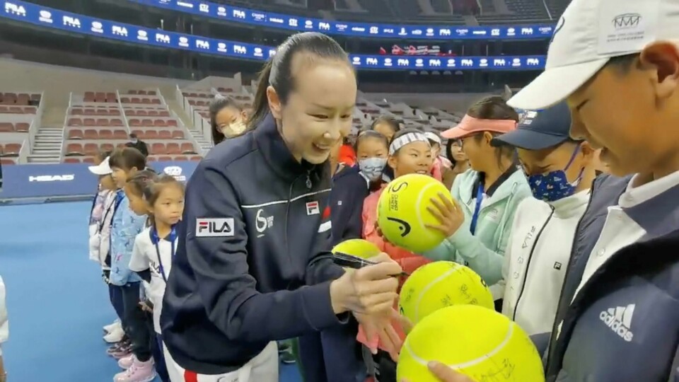 Peng Shuai dukket smilende opp på et tennissenter i Beijing 21. november. Men hvor står saken hennes? Peng Shuai dukket smilende opp på et tennissenter i Beijing 21. november. Men hvor står saken hennes?