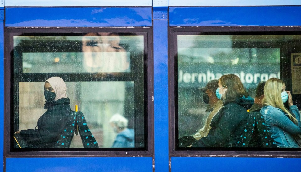 Folk med munnbind på trikken ved Jernbanetorget i Oslo. Blant dei spurde seier kvinner at dei er opptekne av å bruke munnbind for å ta omsyn til andre, medan menn er meir opptekne av kva helsestyresmaktene tilrår. Foto: Jil Yngland / NTB / NPK