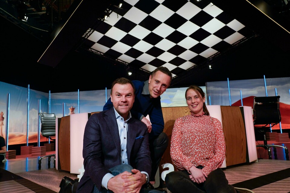 Ole Rolfsrud (til venstre) skal lede NRKs studiosendinger når verdensmester Magnus Carlsen spiller om nok en tittel i langsjakk i Dubai. Torstein Bae (i midten) og Heidi Røneid (til høyre) blir sentrale i sendingene. Ole Rolfsrud (til venstre) skal lede NRKs studiosendinger når verdensmester Magnus Carlsen spiller om nok en tittel i langsjakk i Dubai. Torstein Bae (i midten) og Heidi Røneid (til høyre) blir sentrale i sendingene. Foto: Erik Johansen / NTB