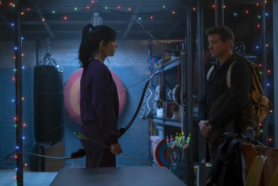 Kate Bishop (Hailee Steinfeld) møter en litt skeptisk Hawkeye/Clint Barton (Jeremy Renner), men det tar ikke lang tid før de er med i en akrobatisk actionballett mellom høyhusene i New York. Kate Bishop (Hailee Steinfeld) møter en litt skeptisk Hawkeye/Clint Barton (Jeremy Renner), men det tar ikke lang tid før de er med i en akrobatisk actionballett mellom høyhusene i New York.