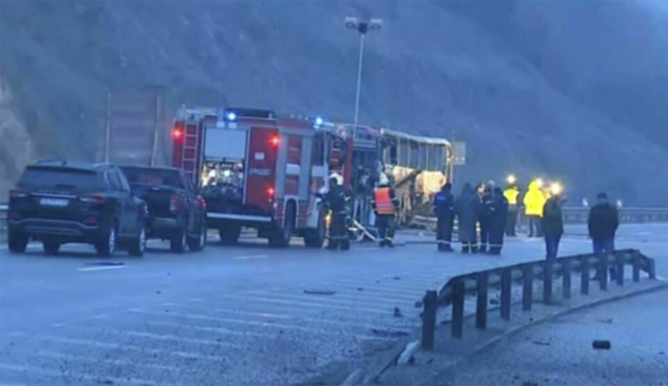Nødetater står ved siden av den utbrente bussen på en motorvei vest i Bulgaria. Nødetater står ved siden av den utbrente bussen på en motorvei vest i Bulgaria. Foto: Nova TV via AP/NTB