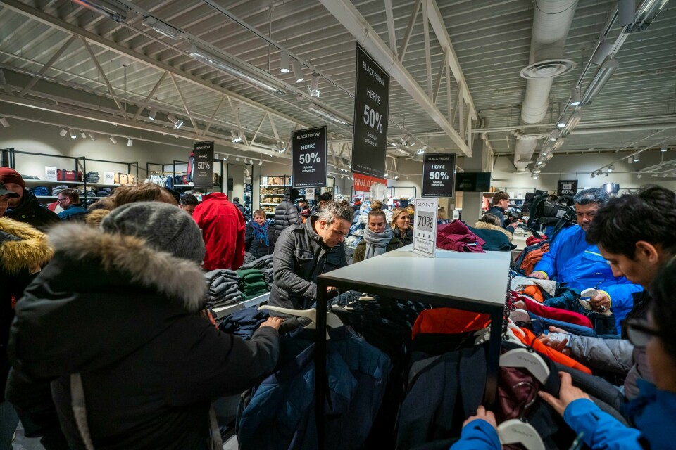 I en verden hvor vi må løse klima- og miljøkrisa er det ikke rom for salgshysteriet som Black Friday representerer, skriver Anja Bakken Riise, leder for Framtiden i våre hender. Bildet er fra Oslo Fashion Outlet i Vestby, 2019. I en verden hvor vi må løse klima- og miljøkrisa er det ikke rom for salgshysteriet som Black Friday representerer, skriver Anja Bakken Riise, leder for Framtiden i våre hender. Bildet er fra Oslo Fashion Outlet i Vestby, 2019.