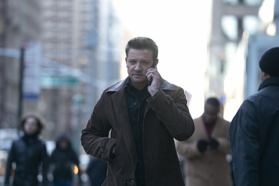 «Hawkeye» kommer med slentrende sjarm og avslappa kulhet tilført av Jeremy Renner. Han spiller Avengers-helten som helst vil ha et vanlig liv og en hyggelig julefeiring når han må til pers igjen. «Hawkeye» kommer med slentrende sjarm og avslappa kulhet tilført av Jeremy Renner. Han spiller Avengers-helten som helst vil ha et vanlig liv og en hyggelig julefeiring når han må til pers igjen.