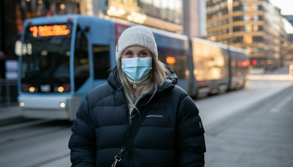 Rebecca Aanonsen mener alle burde bruke munnbind, både for å beskytte seg selv og andre for smitte. Bildene er tatt i forbindelse med '5-på-gata'. Navn må legges inn.