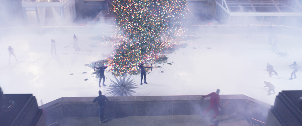 Det blir kamp under juletreet når Hawkeye og nye Hawkeye erter på seg en kriminell bande i et julefeirende New York. Det blir kamp under juletreet når Hawkeye og nye Hawkeye erter på seg en kriminell bande i et julefeirende New York.