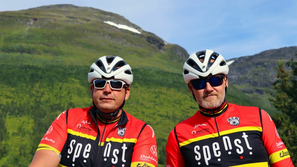 De to gode kompisene Tony Jensen (t.v.) og Håkon Pedersen var en viktig støtte for hverandre da de gjennomførte Arctic Race of Norway sammen med Idretten Skaper Sjanser i august. Tony Jensen (t.v.) og Håkon Pedersen fra Idretten Skaper Sjanser under en av etappene i Arctic Race of Norway 2021.